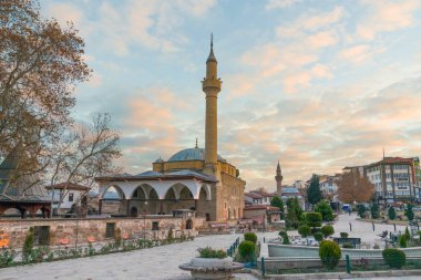 Merzifon, Türkiye - 27 Kasım 2022: Merzifonlu Kara Mustafa Paşa Camii ve onun kare panoramik manzarası. Cami daha popüler bir turizm merkezi..