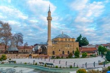 Merzifon, Türkiye - 27 Kasım 2022: Merzifonlu Kara Mustafa Paşa Camii ve onun kare panoramik manzarası. Cami daha popüler bir turizm merkezi..