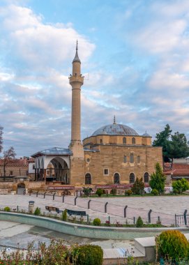 Merzifon, Türkiye - 27 Kasım 2022: Merzifonlu Kara Mustafa Paşa Camii 'nin dikey görüntüsü. Cami daha popüler bir turizm merkezi..