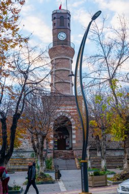 Merzifon, Amasya, Türkiye - 27 Kasım 2022: Merzifon Saat Kulesi Merzifon şehir merkezinde Celebi Mehmet Madrasa 'nın anıtsal giriş kapısı üzerinde bulunan bir saat kulesidir..