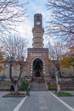 Merzifon, Amasya, Türkiye - 27 Kasım 2022: Merzifon Saat Kulesi Merzifon şehir merkezinde Celebi Mehmet Madrasa 'nın anıtsal giriş kapısı üzerinde bulunan bir saat kulesidir..