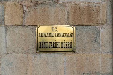 Safranbolu, Karabuk, Türkiye - 29 Aralık 2022: İnşaat cephesinde Şehir Tarih Müzesi (eski hükümet binası) imzası