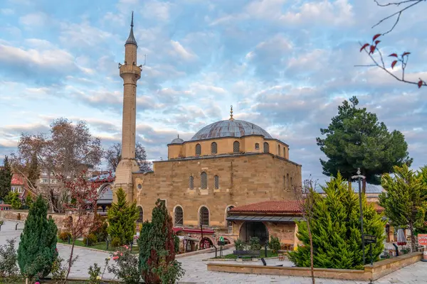 Merzifon, Türkiye - 27 Kasım 2022: Merzifonlu Kara Mustafa Paşa Camii ve onun kare panoramik manzarası. Cami daha popüler bir turizm merkezi..