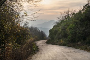 Gün batımında boş bir viraj yolu. Bartin, Türkiye