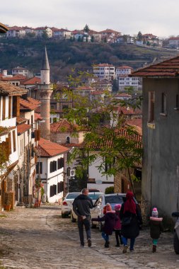 Safranbolu, Karabuk, Türkiye - 29 Aralık 2022: Turist ailesiyle geleneksel Türk evleri