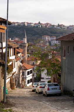 Safranbolu, Karabuk, Türkiye - 29 Aralık 2022: Turist ailesiyle geleneksel Türk evleri
