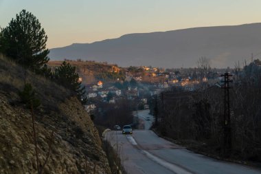 Safranbolu, Karabuk, Türkiye - 29 Aralık 2022: Safranbolu 'ya giden dolambaçlı yol