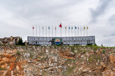 Tulumtaş, Golbasi, Ankara, Türkiye-12 Mayıs 2024: Turistik Tulumtaş mağarasına giriş.