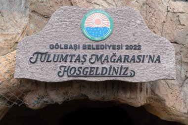 Tulumtaş, Golbasi, Ankara, Türkiye-12 Mayıs 2024: Turistik Tulumtaş mağara tabelası.