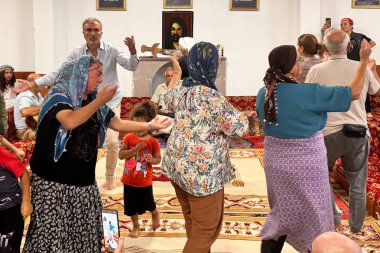 Ankara, Türkiye-25 Ağustos 2024: Alevi halkı için ibadet yeri olan Cemevi 'de semah töreni yapan kadınlar