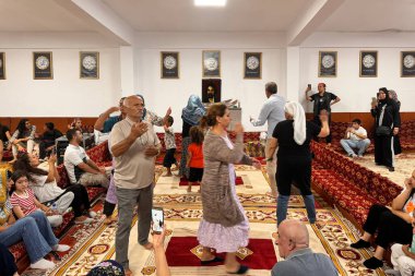 Ankara, Türkiye-25 Ağustos 2024: Alevi halkı için ibadet yeri olan mezarlıkta Semah töreni