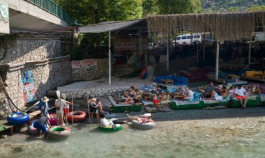 Saklikent, Seydikemer, Mugla, Türkiye - 5 Ağustos 2024: Restoranı ve rafting faaliyetleri olan Saklikent Milli Parkı