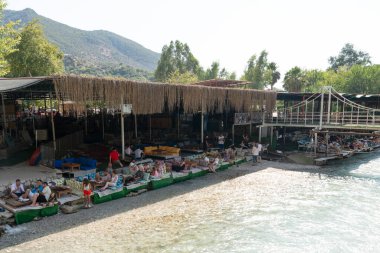 Saklikent, Seydikemer, Mugla, Türkiye - 5 Ağustos 2024: Restoranı ve rafting faaliyetleri olan Saklikent Milli Parkı