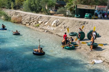Saklikent, Seydikemer, Mugla, Türkiye - 5 Ağustos 2024: Rafting faaliyetli Saklikent Ulusal Parkı