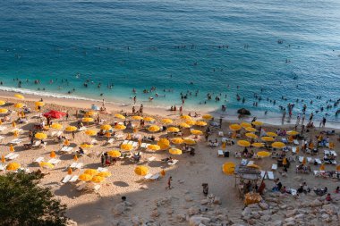 Kaputas Sahili, Kas Antalya Türkiye - 5 Ağustos 2024: Kaputas Sahili 'nin havadan görünüşü Türkiye' nin güneybatısında Ka ile Kalkan arasında çiçeklerle kaplı küçük bir plajdır.