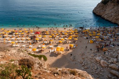 Kaputas Sahili, Kas Antalya Hindi - 5 Ağustos 2024: Kaputas Sahili tepenin hemen yanında kaktüsü olan küçük bir plajdır.