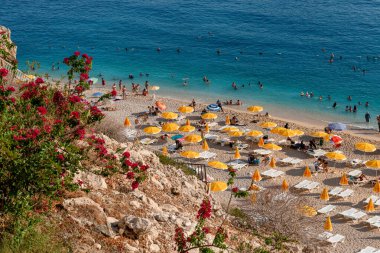 Kaputas Sahili, Kas Antalya Türkiye - 5 Ağustos 2024: Kaputas Sahili 'nin havadan görünüşü Türkiye' nin güneybatısında Ka ile Kalkan arasında çiçeklerle kaplı küçük bir plajdır.
