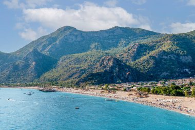 Kelebek Vadisi yolundan Oludeniz 'in panoramik manzarası. Arka planda tepeler var..