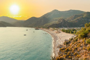 Gün batımında Kelebek Vadisi yolundan panoramik Oludeniz manzarası. Fethiye, Mugla, Türkiye