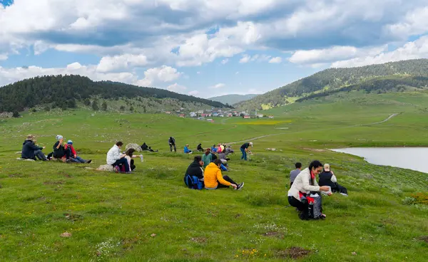 Kizilhamam, Ankara, Türkiye - 1 Haziran 2024: Yürüyüş sırasında birçok yürüyüşçü oturur ve yemek yer.