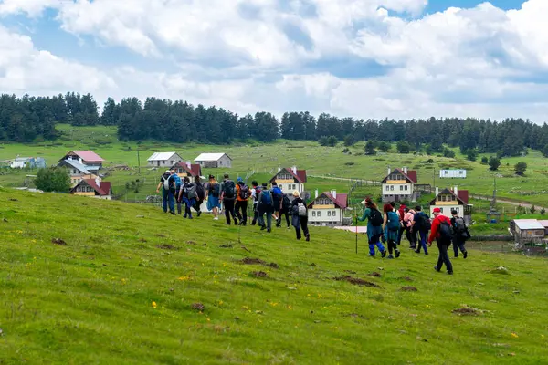 Arka planda yürüyüş yapan insanlar ve Kasimlar Platosu Evleri, Kizilhamam, Ankara, Türkiye