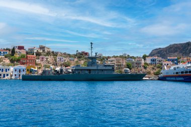 Kastellorizo Adası, Dodekanisos, Yunanistan - 6 Ağustos 2024: Mavi mağara tur botu mağaranın hemen önünde