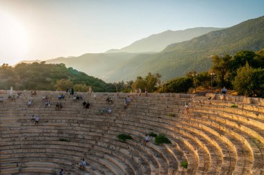 Kas, Antalya, Türkiye - 6 Ağustos 2024: Antik Antiphellos kenti turistlerle birlikte gün batımında bir konser dinlemek üzere toplandı. Konserden hemen önce..