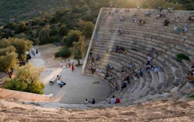 Kas, Antalya, Türkiye - 6 Ağustos 2024: Antik Antiphellos kenti bir konser dinlemek için bir araya geldi ve gitarist kız yakında bir konser verecek.