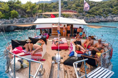 Antalya, Türkiye - 7 Ağustos 2024: Kas 'tan kalkan ve Kekova' ya giden turistler