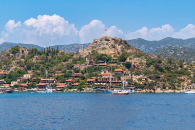 Kekova Körfezi 'ndeki Kalekoy manzarası. Kekova, Türkiye 'nin Antalya kentinde daha popüler bir turizm beldesi.