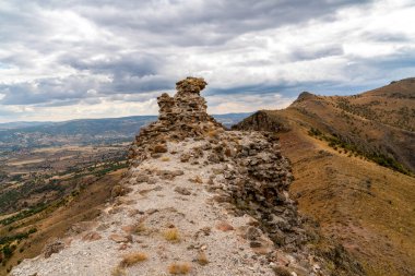 Taştan yapılmış Agsar Kalesi 'nin üstünden bak. Kizilhamam, Ankara, Türkiye