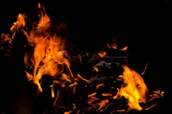 熱火抽象背景黒 現実的な炎の概念 — ストック写真