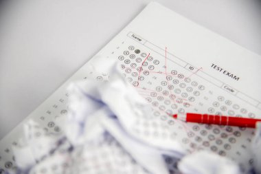 Kırmızı kalemle yazılmış çoklu seçim cevap sayfası.