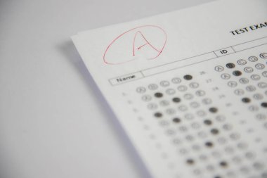 Sınıflandırılmış çoklu seçim test cevap kağıdını gösterir. 