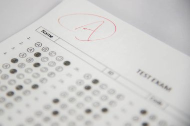 Sınıflandırılmış çoklu seçim test cevap kağıdını gösterir. 