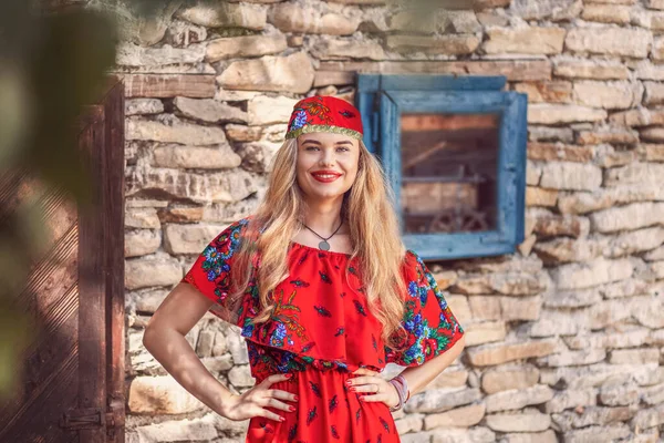 Porträtt Vacker Zigenare Kvinna Traditionell Röd Klänning Står Framför Romani Royaltyfria Stockbilder