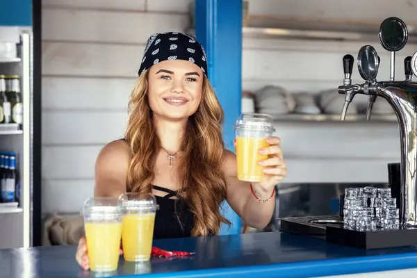 Hipster Girl Bartender Serving Fresh Lemonade Counter Outdoor Bar Summer Imagen de archivo