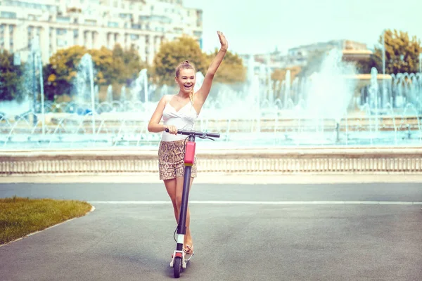 Montar Concepto Urbano Verde Con Mujer Joven Que Monta Scooter Fotos de stock