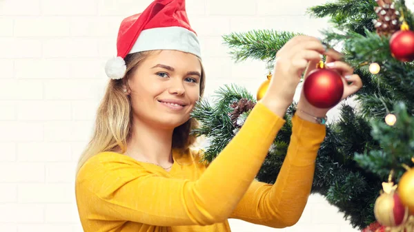 Mujer Joven Feliz Suéter Acogedor Decorando Árbol Navidad Con Chuchería Imagen de stock