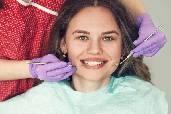 Dentista Examinando Dientes Paciente Clínica Dental Durante Control Dental Imagen de archivo