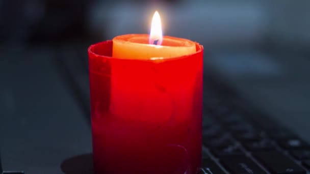 Κερί Στο Πληκτρολόγιο Laptop Λιποθυμία Λόγω Πολέμου Στην Ουκρανία — Αρχείο Βίντεο