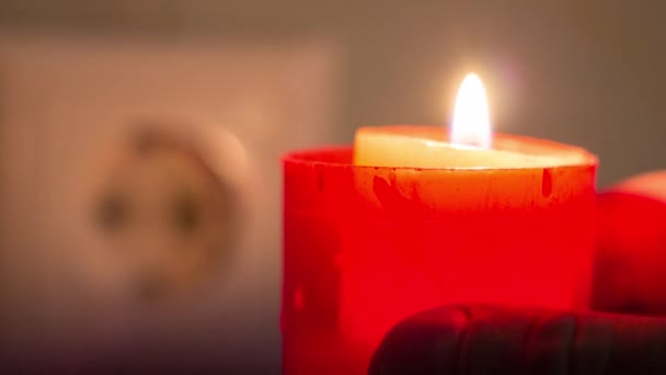 Kerze Der Hand Neben Der Steckdose Stromausfall Wegen Krieg Der — Stockvideo