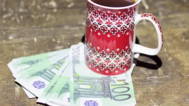 Κύπελλο Τσάι Χαρτονομίσματα Αύξηση Των Τιμών Στην Ουκρανία Λόγω Του — Αρχείο Βίντεο