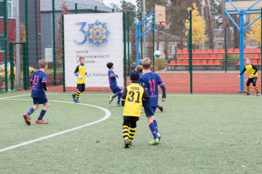 Çocuklar savaş sırasında Ukrayna 'daki futbol sahasında futbol oynuyor.