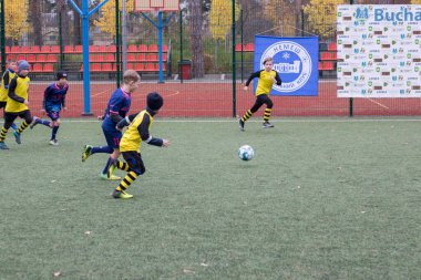 Çocuklar savaş sırasında Ukrayna 'daki futbol sahasında futbol oynuyor.