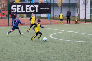 Çocuklar savaş sırasında Ukrayna 'daki futbol sahasında futbol oynuyor.