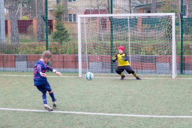 Çocuklar savaş sırasında Ukrayna 'daki futbol sahasında futbol oynuyor.