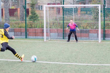 Çocuklar savaş sırasında Ukrayna 'daki futbol sahasında futbol oynuyor.