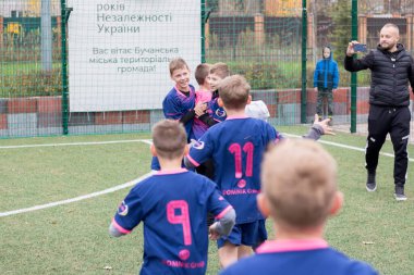 Çocuklar savaş sırasında Ukrayna 'daki futbol sahasında futbol oynuyor.