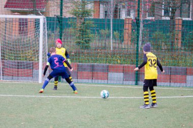 Çocuklar savaş sırasında Ukrayna 'daki futbol sahasında futbol oynuyor.